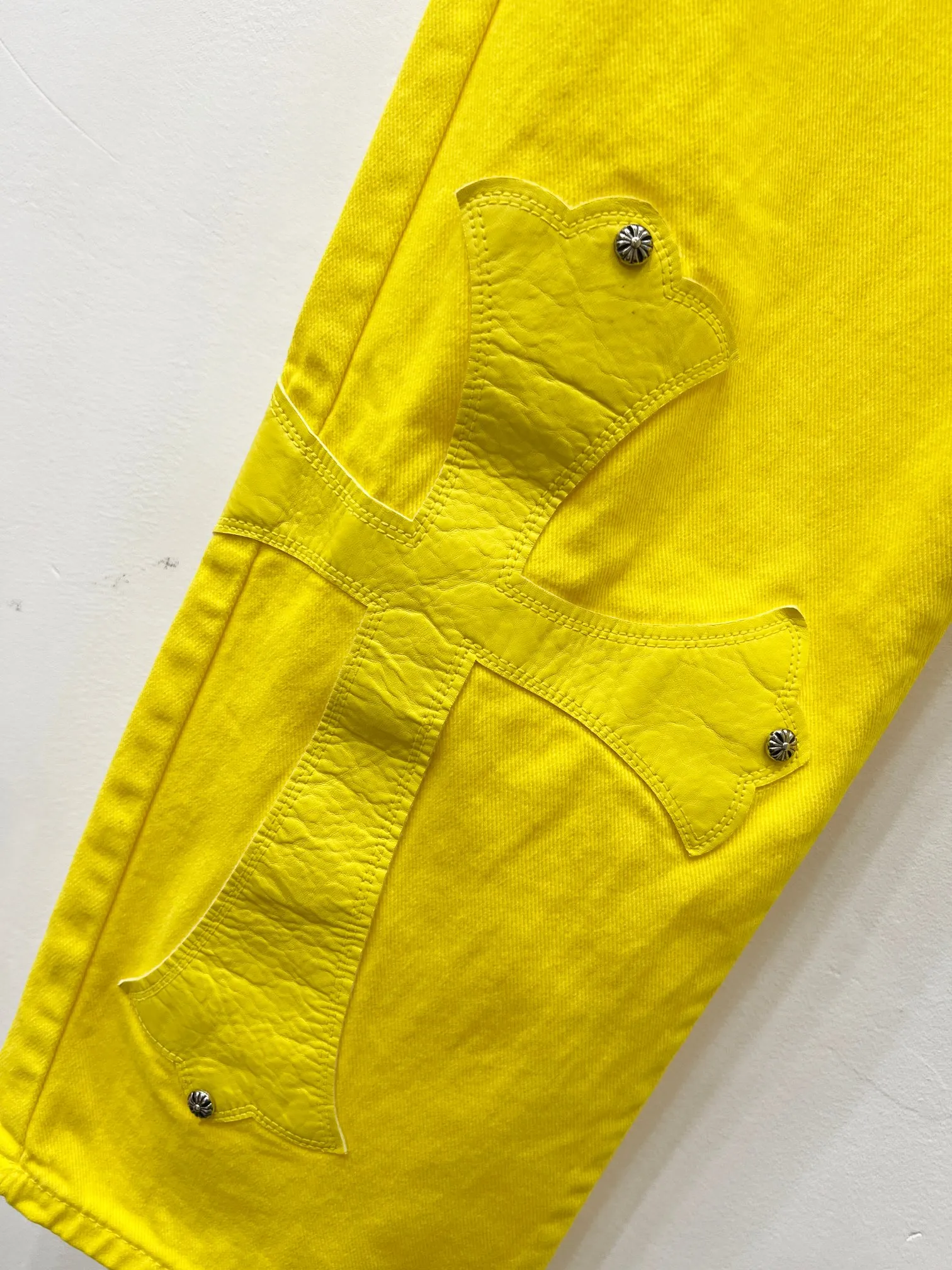 P290 style number: (r004) Chrome Hearts CH Chrome Hearts, the same jeans worn by Fan Bingbing’s brother Fan Chengcheng, exudes unruly personality and unique charm. Every wear and tear is carefully designed to present a unique artistic feel. Made of imported denim fabric, which has undergone heavy industrial washing and destruction treatment, the trousers show a super cool effect on the upper body, allowing you to dominate the fashion stage.  This is more than just a pair of jeans, it is an expression of attitude. With its unique design concept and ultimate pursuit of details, Croxin breaks traditional boundaries and defines the jeans trend in the new era. The trousers are made of double-layer woven fabric and matched with customized hardware, showing an incomparably beautiful and unique style, making every wearer the focus of fashion. Imported denim fabric, super heavy-duty washed and damaged, the upper body is super cool! Customized hardware, incomparably good-looking style. The production process is difficult. It has a high-street feel. Color: lemon yellow Size: S M L XL